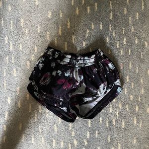 Lululemon athletic shorts 2.5’’
